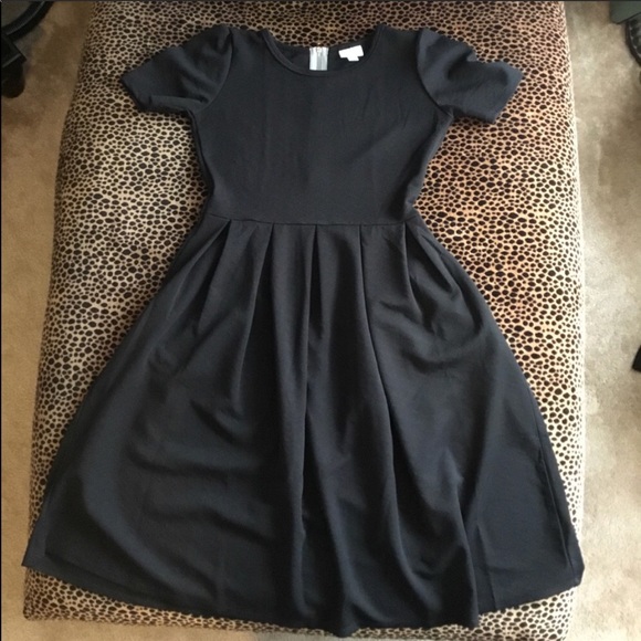 LuLaRoe Dresses & Skirts - Lularoe black Amelia size medium
